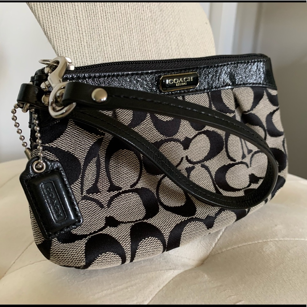 Coach classic c wristlet